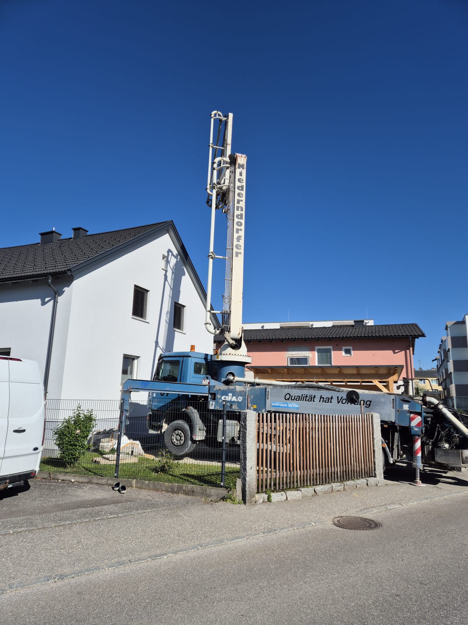 Betonpumpe vor Einfamilienhaus