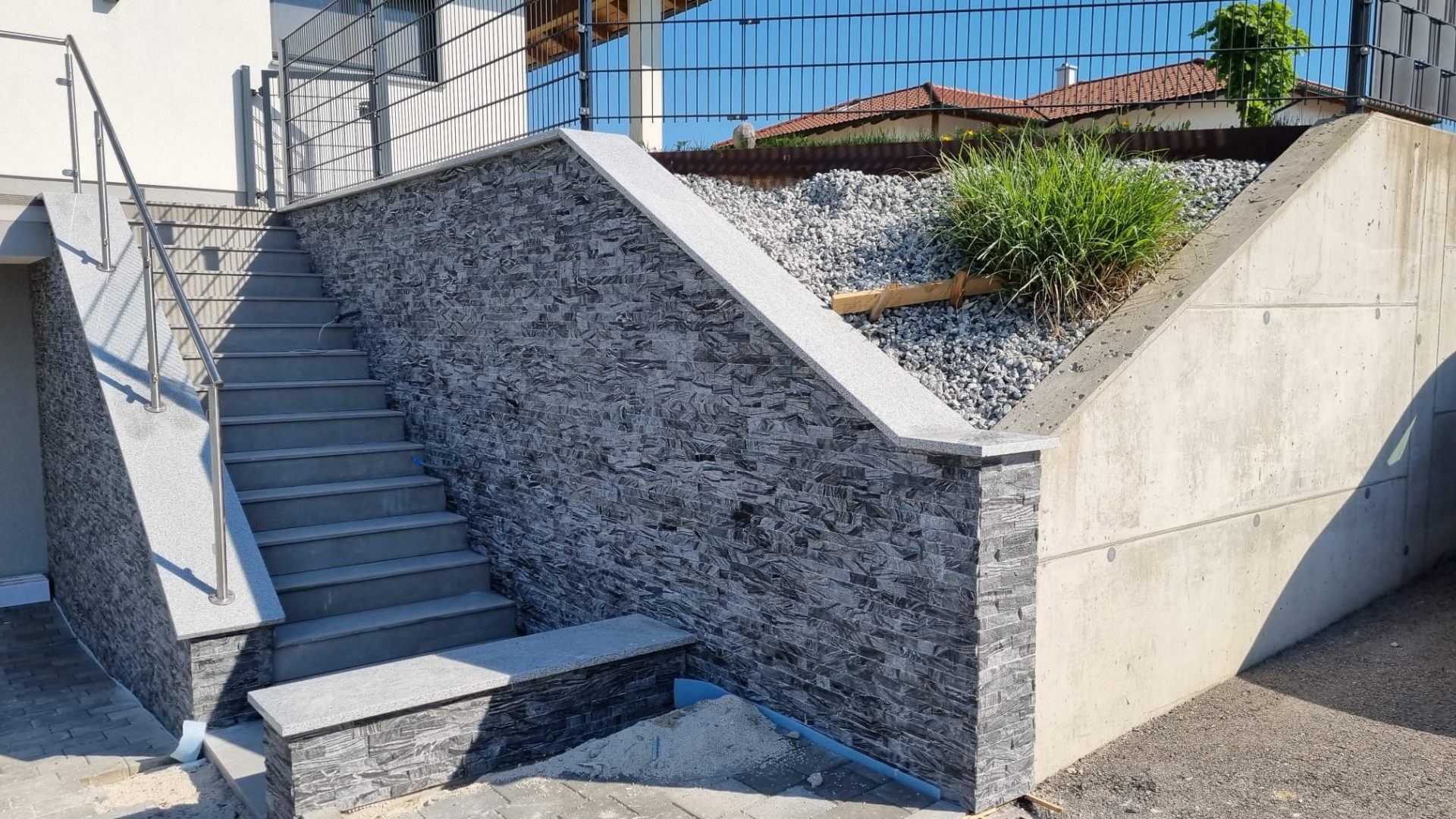 Natursteinmauer mit Treppe