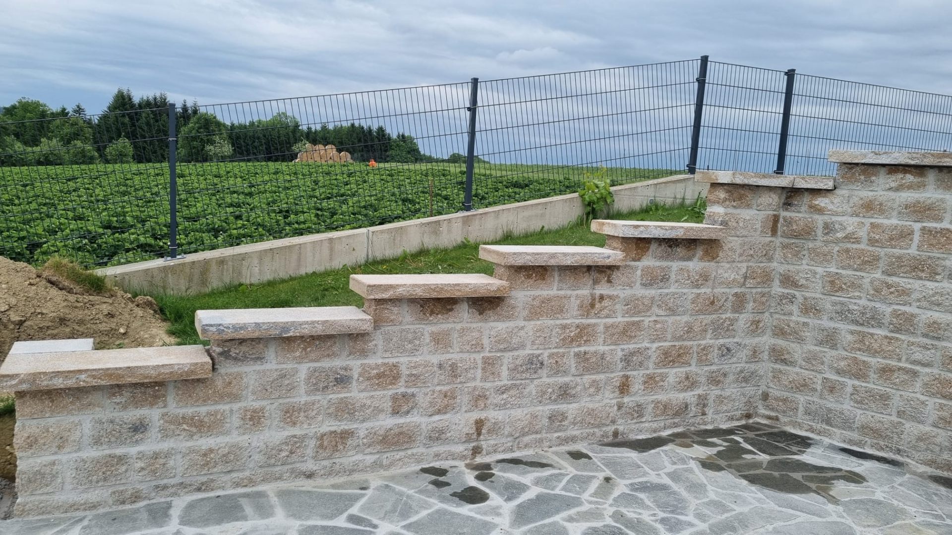 Granitmauer mit Trittstufen