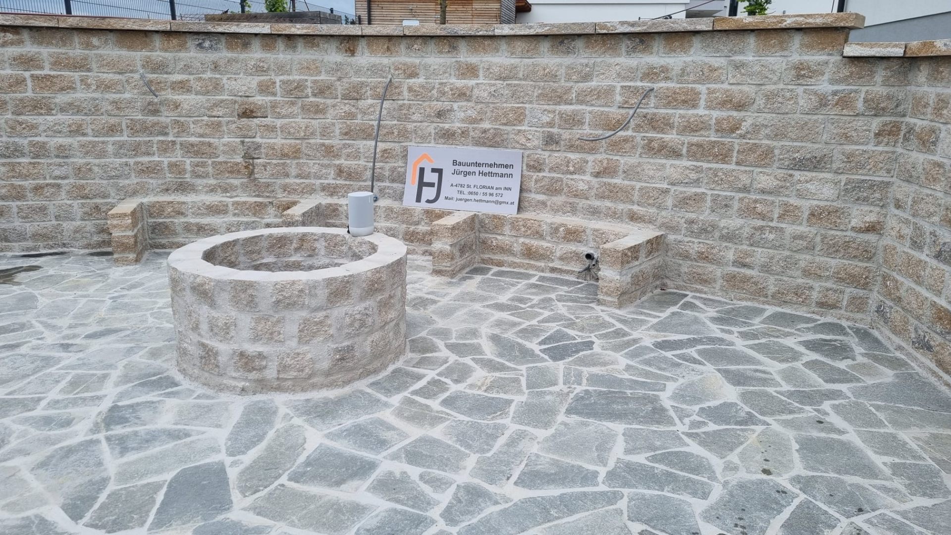 Steinterrasse mit Brunnen
