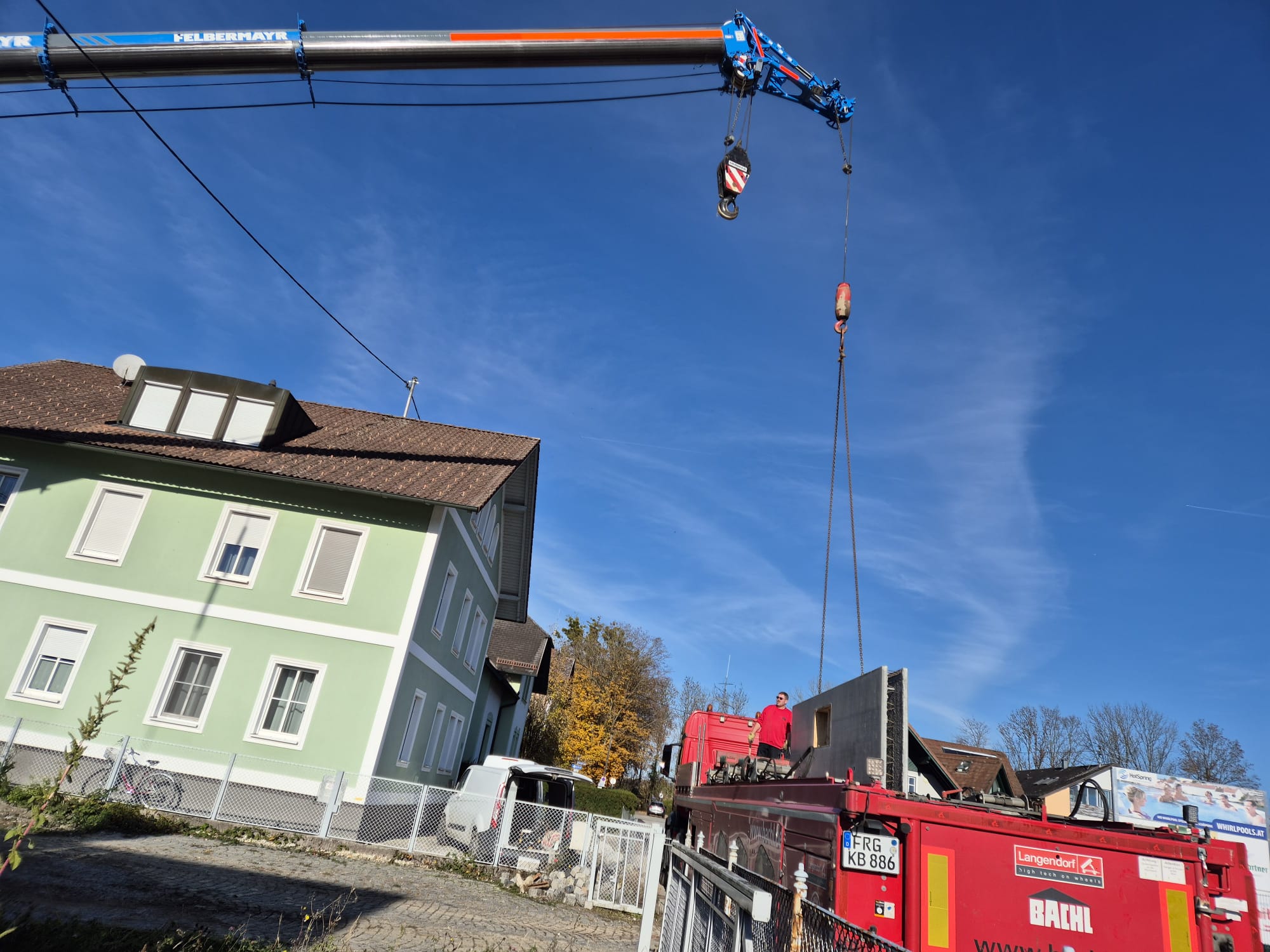 Fertigteilmontage mit Kran